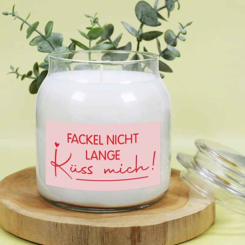 Duftkerze im Glas ohne Deckel mit sichtbarem Docht und liebevollem Valentinstagsmotiv