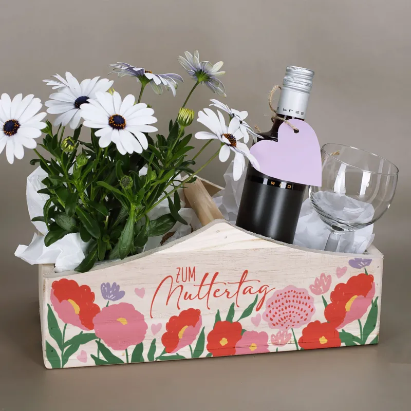 Pflanzkorb mit Griff und Blumen sowie Weinflasche als Muttertagsgeschenk