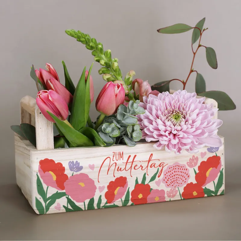 Holzkorb Pflanzkiste Muttertag mit Blumenmotiv gefüllt mit frischen Blumen