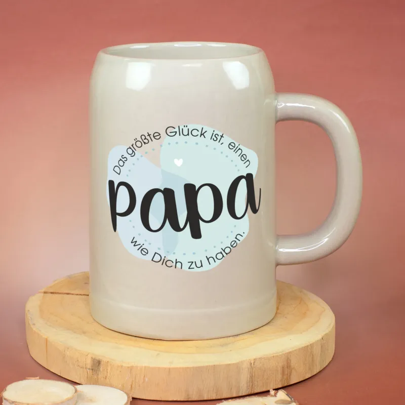 Kleiner Papa Bierkrug aus Keramik mit Spruch auf Holzscheibe