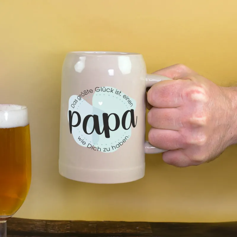 Steingut Bierkrug für Papa mit Spruch wird in der Hand gehalten – Geschenk zum Vatertag
