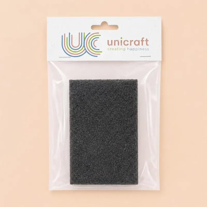 Éponge abrasive à grains moyens dans son emballage Unicraft