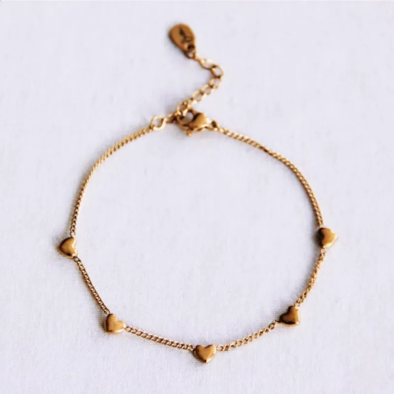 Edelstahl Armband mit kleinen Herzen – zartes Herzarmband in Gold