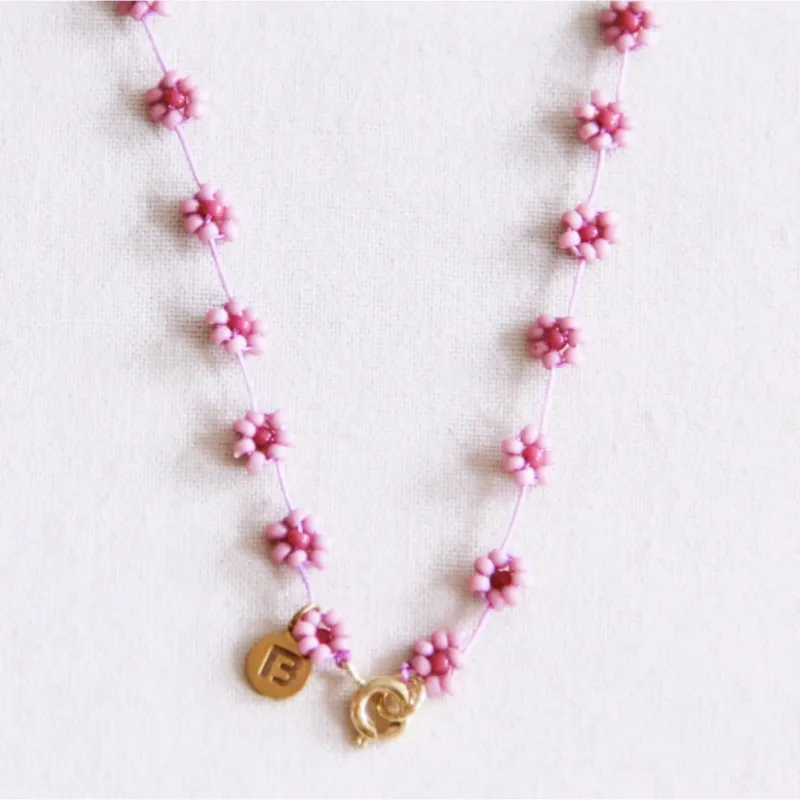 Daisy Halskette – Handgefertigte Blumenkette Flieder