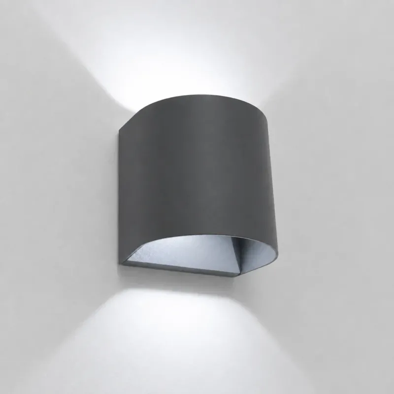 Fischer LED Außenwandleuchte in Anthrazit an einer weißen Wand mit kaltweißem Up-&-Down-Lichteffekt.