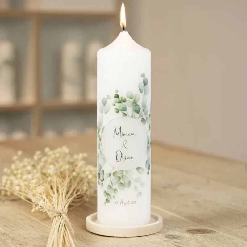 Hochzeitskerze Eukalyptus modern mit grünem Kranz und Namen im Zentrum