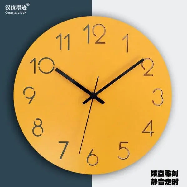 Moderne schlichte Wanduhr für die Küche