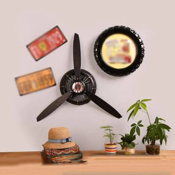 Wanduhr im Design eines Flugzeugpropellers