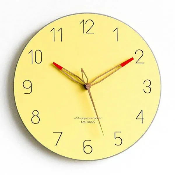 Moderne Wanduhr in Pastellgelb für Kinderzimmer