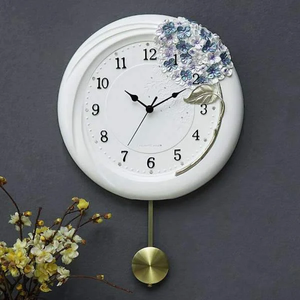 Elegante Pendeluhr mit floralem Design