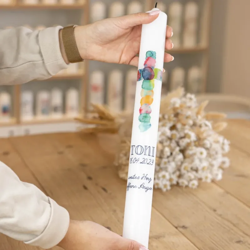 Kommunionkerze Regenbogenkreuz im Aquarell-Stil
