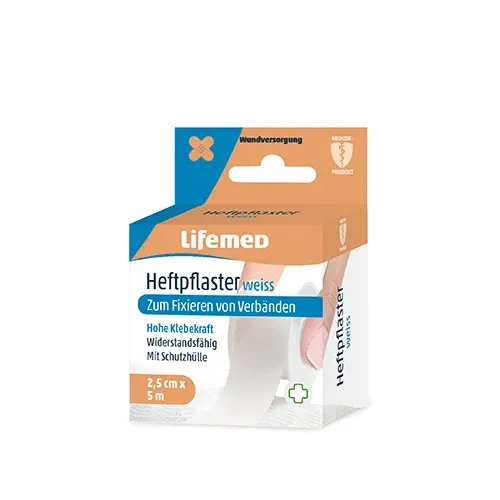 Weißes Heftpflaster von Lifemed, 5 Meter lang und 2,5 cm breit, in einer klaren, transparenten Verpackung. Das Pflaster ist in einer klassischen Rolle angezeigt, die übersichtlich auf einem hellen Hintergrund platziert ist. Die Verpackung zeigt gut lesbare Informationen und Markenzeichen. Auf der Rolle sind Muster und Struktur des Heftpflasters erkennbar, das für Wunden geeignet ist. Der Fokus liegt auf dem speziellen Design für eine einfache Handhabung und Anwendung.