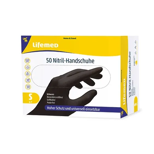 Schwarze Nitrilhandschuhe der Marke Lifemed in der Größe S liegen auf einem weißen Hintergrund. Die Handschuhe sind unbenutzt und ordentlich gefaltet, wobei die einzelnen Finger gut erkennbar sind. Der Materialtyp und die Farbe verleihen den Handschuhen ein professionelles und elegantes Aussehen. Neben den Handschuhen befindet sich eine kleine Packungsinformation, die die Verwendung und Vorteile von Nitrilhandschuhen hervorhebt.