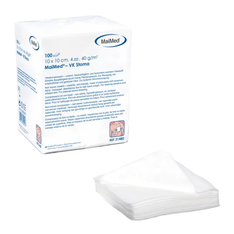 Bild zeigt eine Verpackung mit Stomakompressen, unsteril, in der Größe 10 x 10 cm. Die Kompressen sind in einer weißen, recyclierbaren Verpackung abgepackt, die deutlich das Produktdesign und die Marke präsentiert. Auf der Vorderseite der Verpackung sind die Worte "Stoma Kompressen" sowie die Größe und Anzahl der Kompressen gut lesbar. Die Kompressen selbst sind in der Verpackung hauptsächlich sichtbar, wobei ihre weiße, absorbierende Struktur und die quadratische Form hervorgehoben werden.