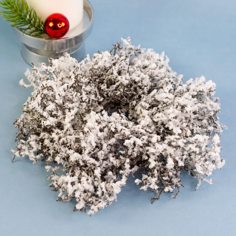 Kleiner künstlicher Adventskranz aus Schneezweigen mit realistischem Schnee-Effekt – ideal als Tischdeko oder Kerzenständer.
