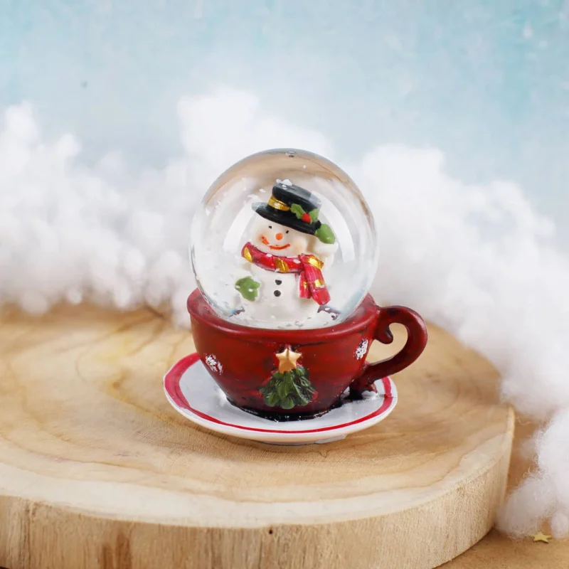 Schneekugel Schneemann auf roter Tasse