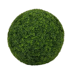 Eine dichte, grüne, kugelförmige künstliche Buchsbaumpflanze im römischen Stil UV D65 cm mit kleinen Blättern, isoliert auf einem schlichten weißen Hintergrund abgebildet.