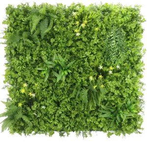 Die künstliche Hecke Narzisse Smile 100x100 cm UV ist eine quadratische vertikale grüne Wand mit dichtem grünem Blattwerk, Farnen und kleinen gelben und weißen Blüten vor einem weißen Hintergrund, von oben gesehen.