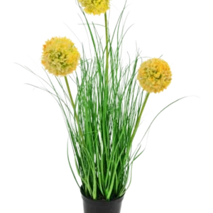 Die feuerhemmende Kunstrasenpflanze Zwiebel 50 cm hat lange, dünne grüne Blätter und drei runde, gelbe, flauschige Blüten an hohen Stielen, die vor einem schlichten weißen Hintergrund grünen Gartencharme verleihen.