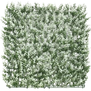 Die künstliche Buchsbaumhecke weiß 50x50 cm UV ist eine quadratische künstliche Buchsbaumplatte mit kleinen Blättern mit weißen Spitzen auf einem Kunststoffgitter, dargestellt auf einem weißen Hintergrund.