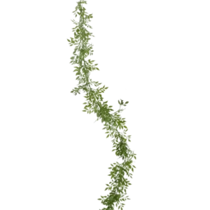 Die künstliche Rankenpflanze Bambus 182 cm ist eine lange grüne Girlande mit kleinen Zweigen und Blättern, die vertikal an einem Metallring vor einem schlichten weißen Hintergrund hängt.