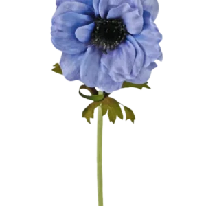Eine einzelne künstliche Blumenanemone, 35 cm, blau mit gerüschten blauen Blütenblättern, einem dunklen Herzen und einem grünen Stiel mit ein paar Blättern vor einem weißen Hintergrund.