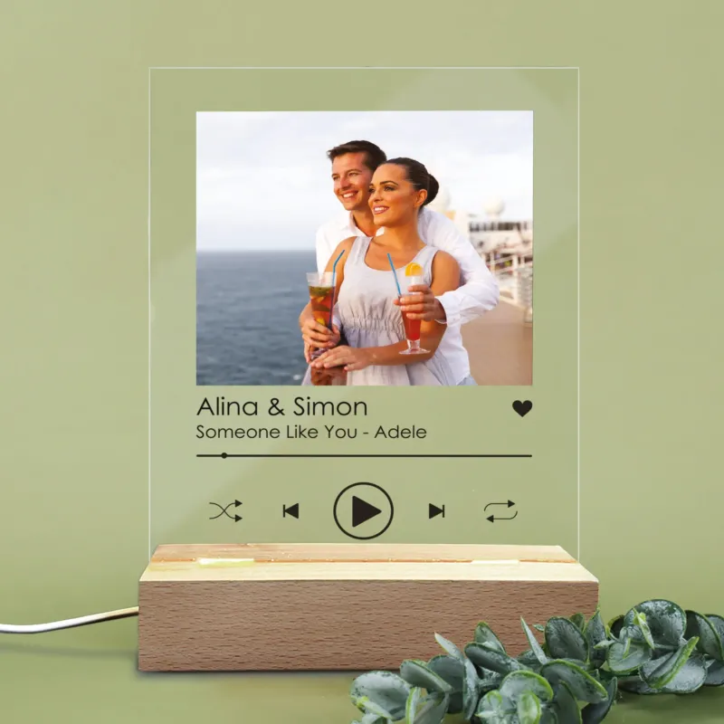 Personalisierte LED-Lampe im Musik-Player-Design mit warmweißem Licht – Foto und Wunschtext auf der Acrylglasplatte leuchtend sichtbar.