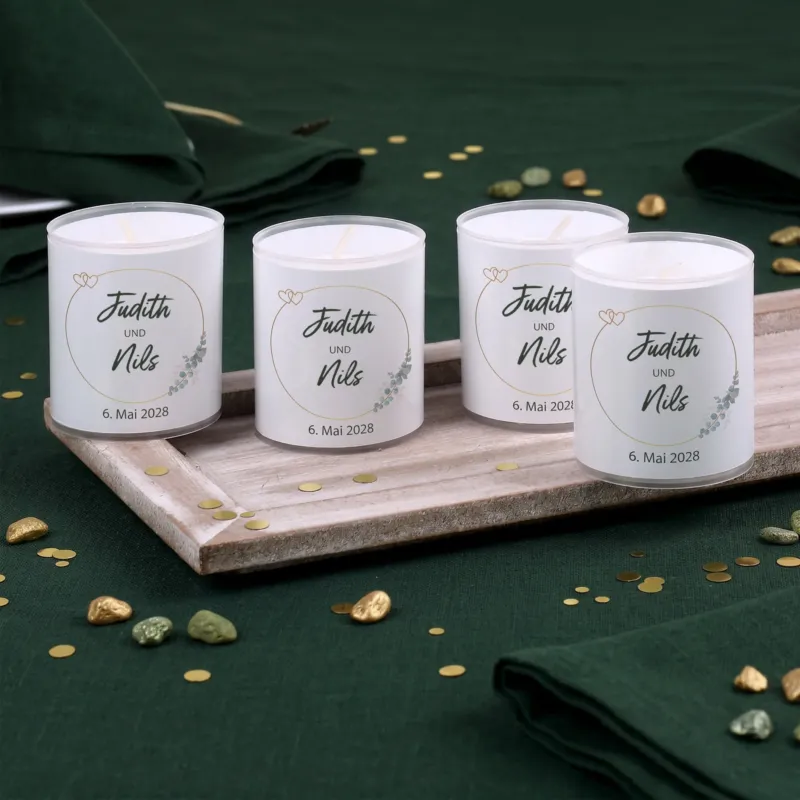Personalisiertes 4er Kerzenset zur Hochzeit mit Namen Judith und Nils auf dekorativem Tablett
