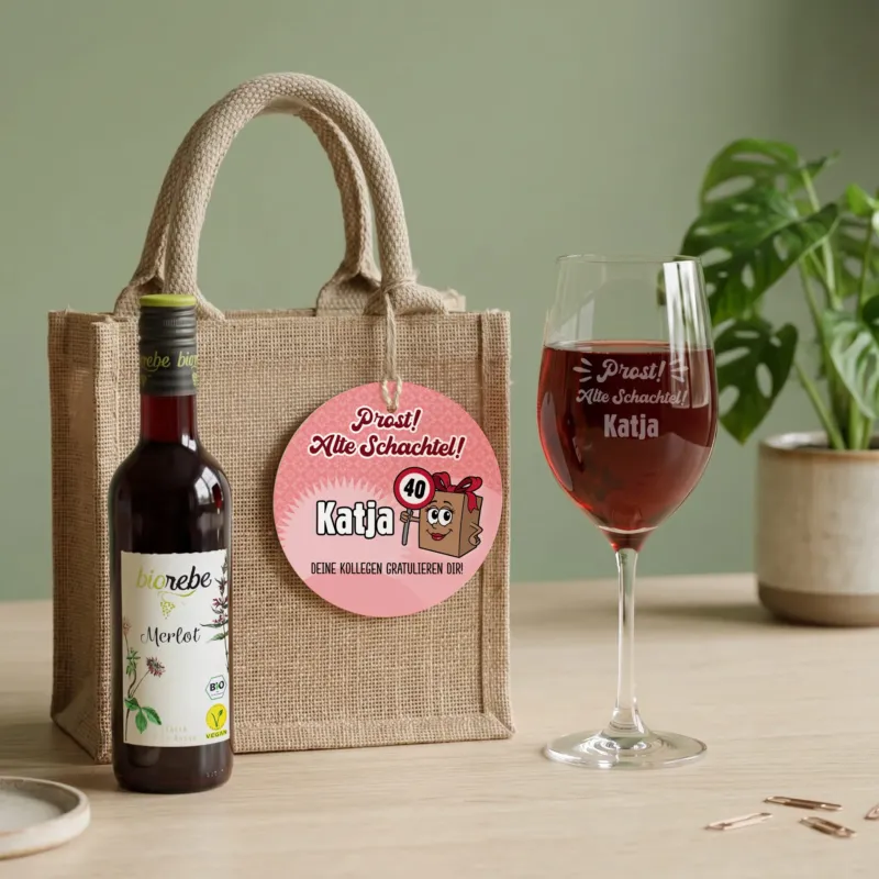 Personalisiertes Wein Geschenkset mit Biorebe Merlot, Jutetasche und Weinglas mit Gravur Katja