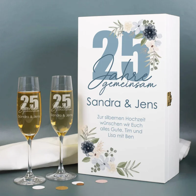 Geschenkset zur silbernen Hochzeit mit zwei Sektgläsern mit Gravur und personalisierter Geschenkverpackung