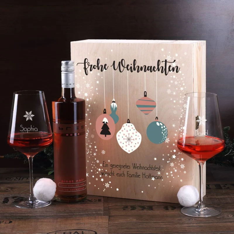 Weinset bestehend aus personalisierbarer Holzbox berduckt mit wunderschönem Weihnachtskugeln und gravierte Weingläser im 2er-Set