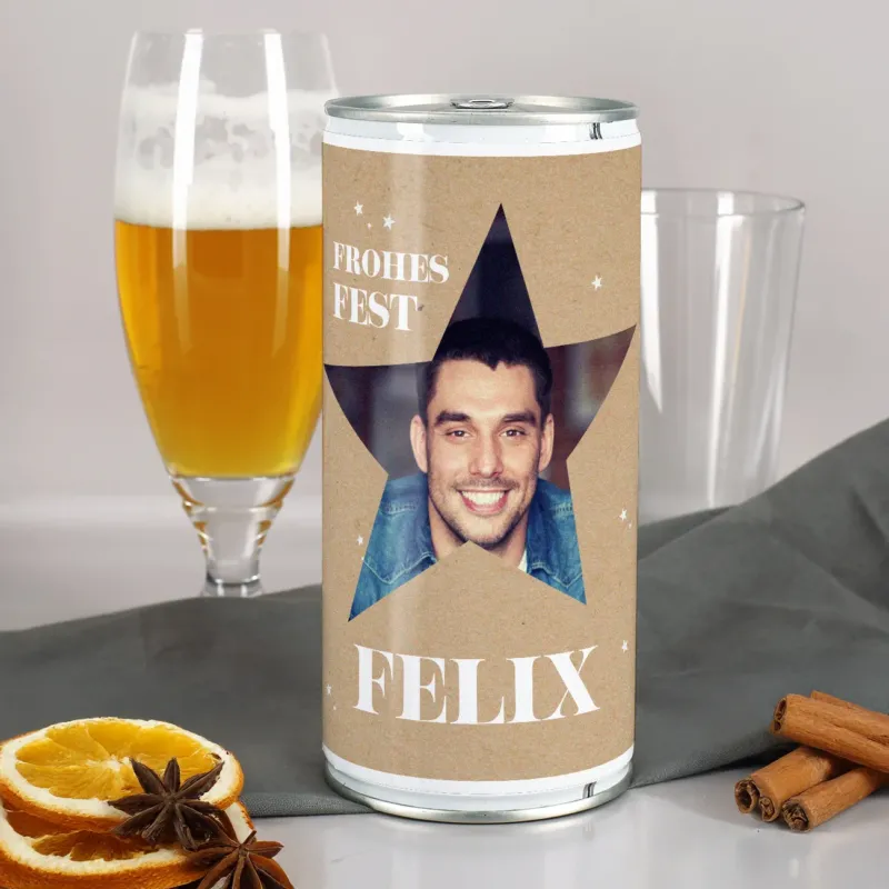 Personalisierte Weihnachtsbierdose mit Sternmotiv, Foto eines Mannes und Name „Felix“, weihnachtlich dekoriert mit Gewürzen und Bierglas im Hintergrund.