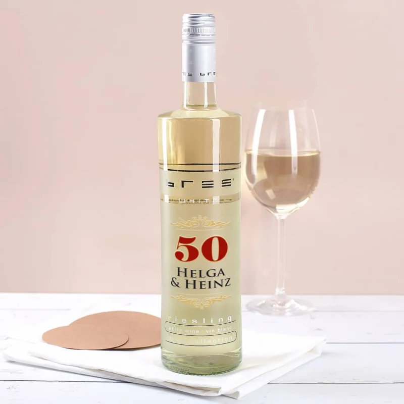 Weißwein Bree mit den Namen des Paares zur Goldenen Hochzeit