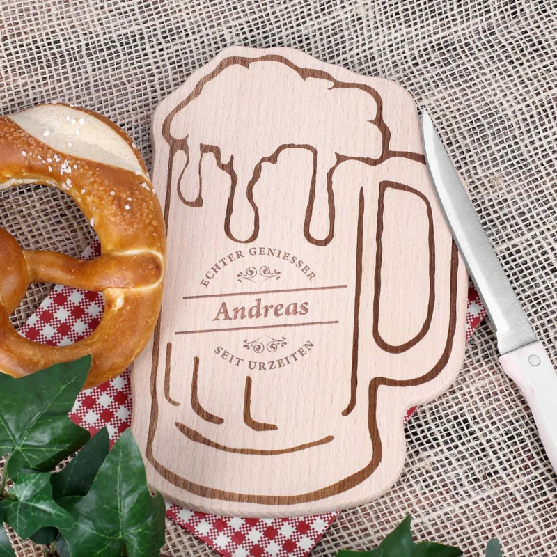 Holzbrettchen in Bierkrug Form