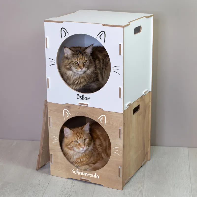 Zwei gestapelte Katzenhäuser in Weiß und Holzoptik mit Katzen und personalisierten Namen