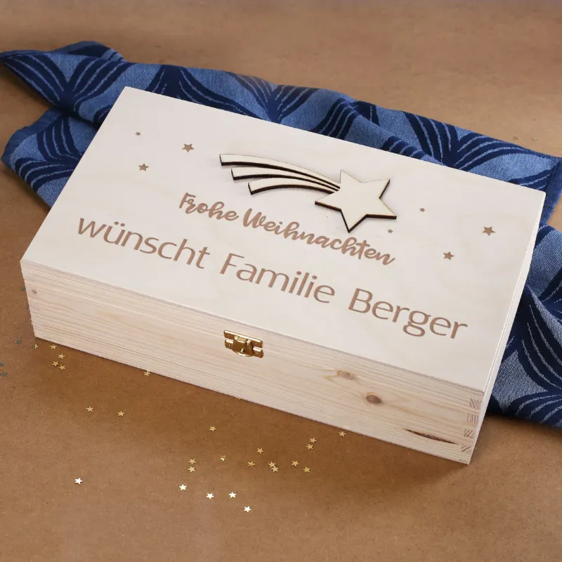 Personalisierte Holzbox mit Gravur „Frohe Weihnachten“ und Holzapplikation Sternschnuppe auf blauem Tuch