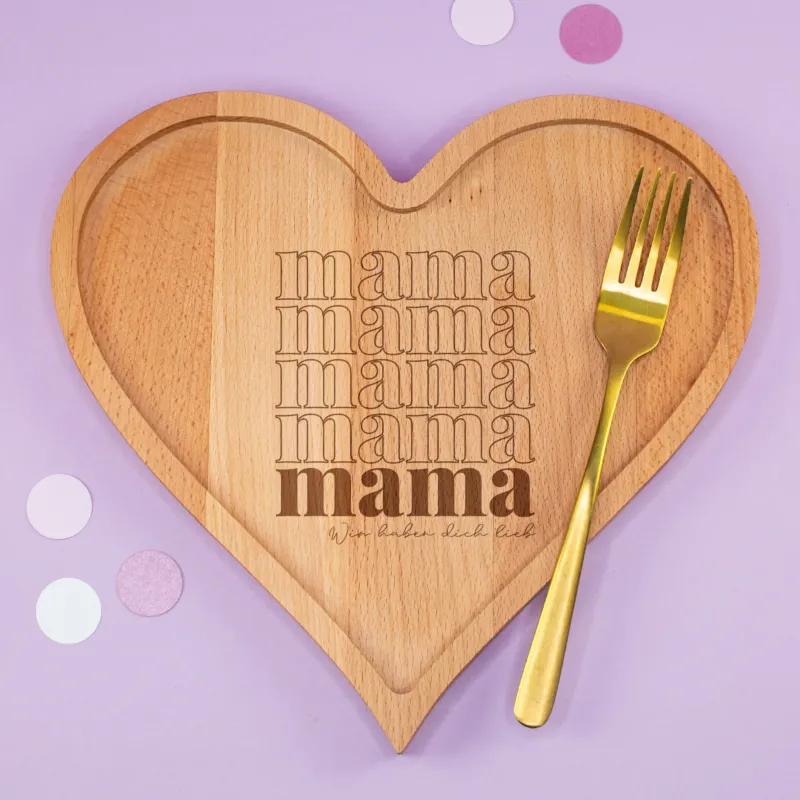 Personalisiertes Herz Frühstücksbrettchen aus Holz mit Mama Gravur und Wunschtext auf lila Hintergrund mit goldener Gabel