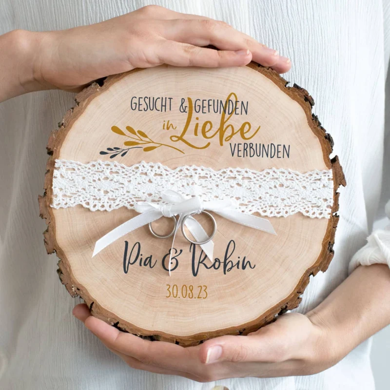 Bedruckte Baumscheibe - Gesucht & Gefunden - als Ringkissen zur Hochzeit