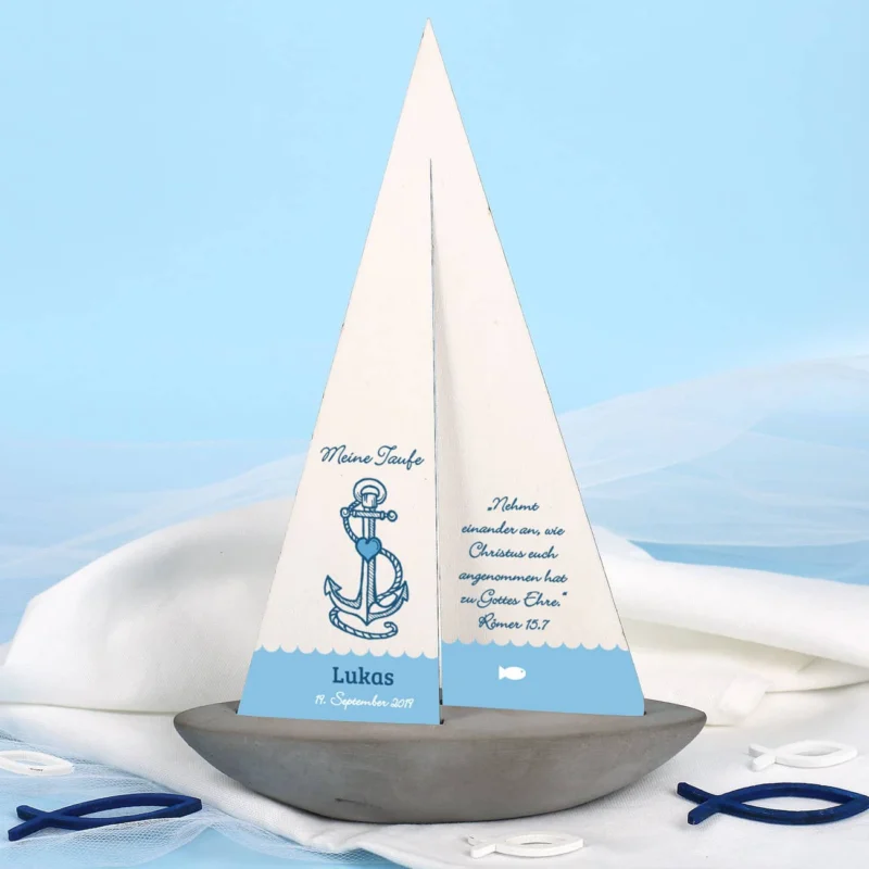 bedrucktes Segelboot mit maritimen Motiv aus Anker und Herz mit Wunschtext zur Taufe