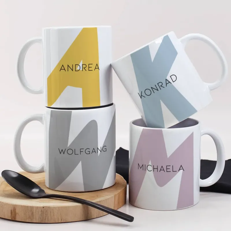 Moderne Monogrammtasse in verschiedenen Farben