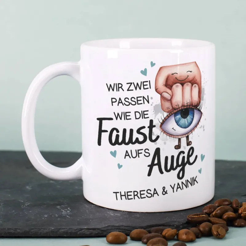 Wir zwei passen wie die Faust aufs Auge - Tasse mit Ihren Wunschnamen – Bild 2