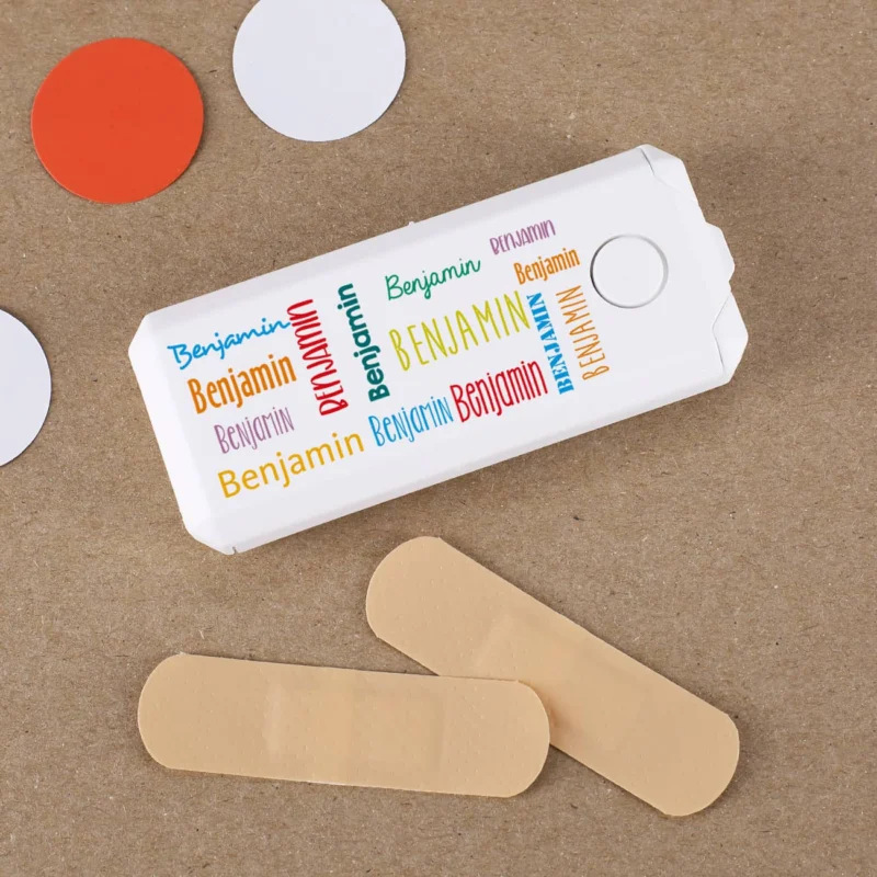 Pflasterbox mit Name in verschiedenen Farben bedruckt