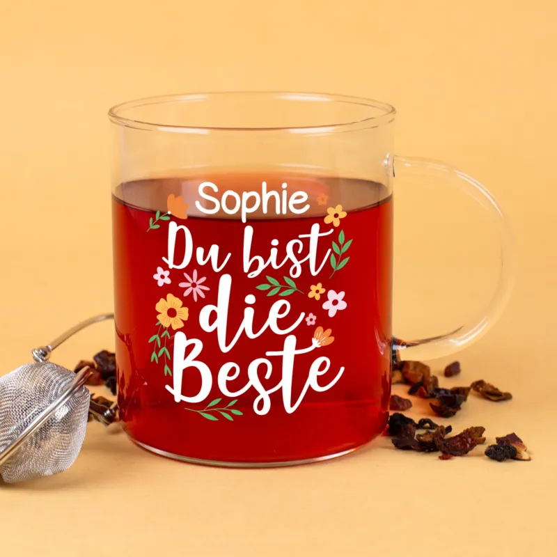 Personalisiertes Teeglas mit Namen Sophie und Aufdruck Du bist die Beste gefüllt mit rotem Tee