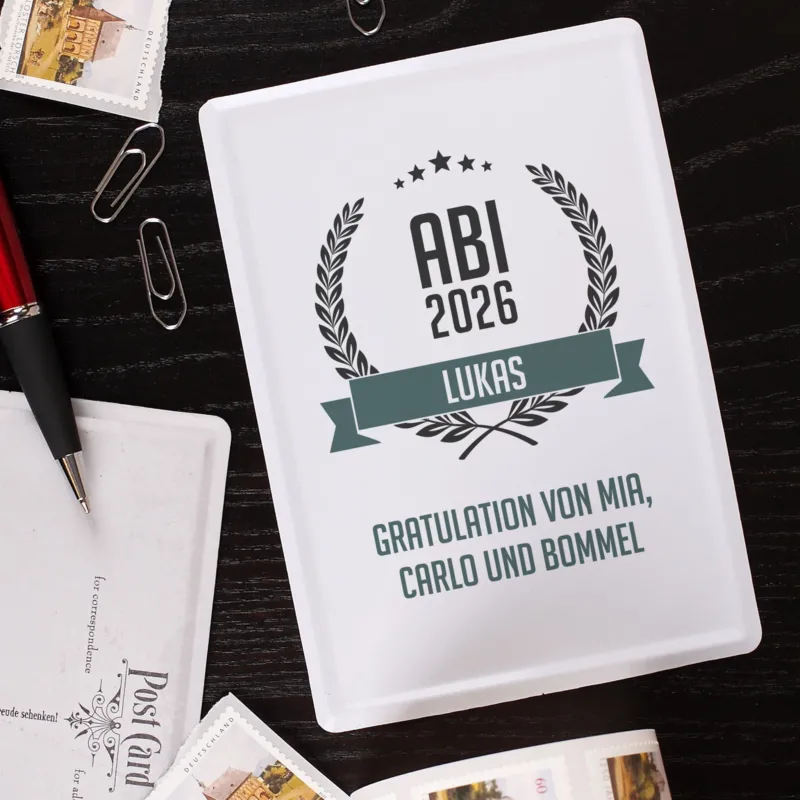 Abitur Blechpostkarte mit Glückwunschtext und Name auf dunklem Holz Hintergrund