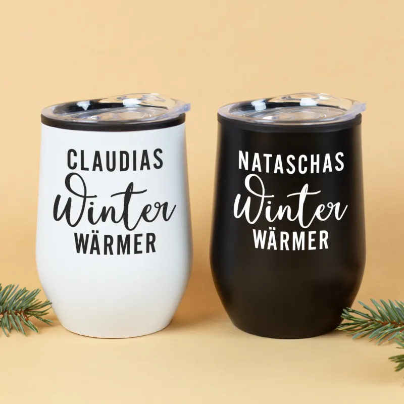 Zwei Thermobecher Winterwärmer in Schwarz und Weiß mit personalisiertem Namen – Geschenkidee zu Weihnachten