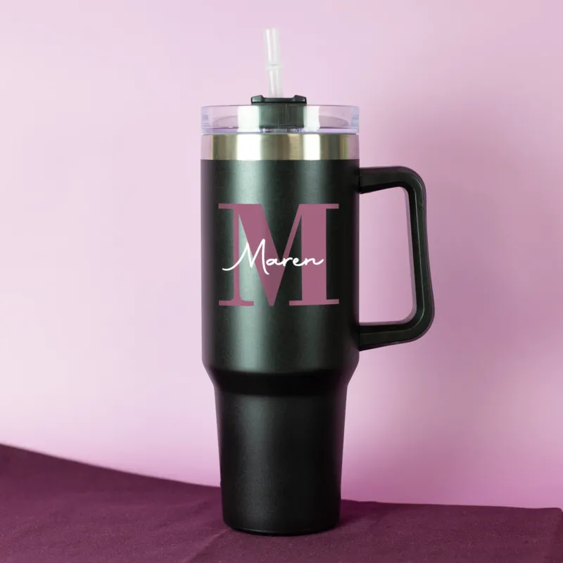 Thermobecher in Schwarz mit rosa Monogramm und weißem Namen - frontal fotografiert