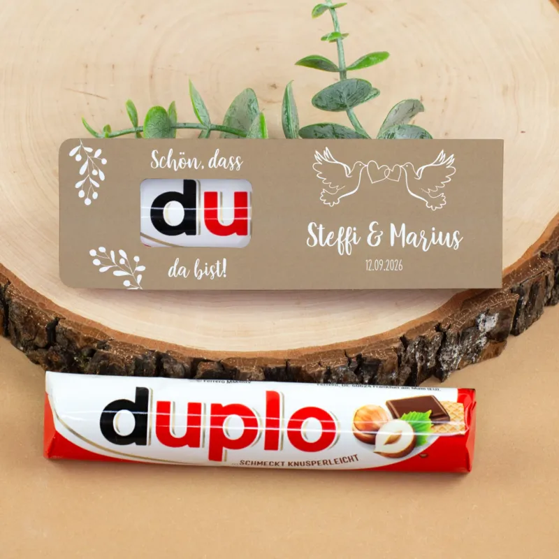 duplo Riegel und personalisierte Hochzeitsverpackung auf Holzuntergrund dekoriert