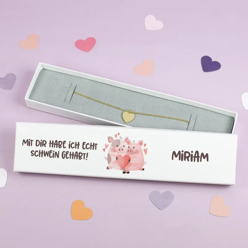 Personalisierte Schmuckverpackung mit Schweinchen-Motiv und Spruch „Mit dir habe ich echt Schwein gehabt!“ mit Name auf dem Deckel
