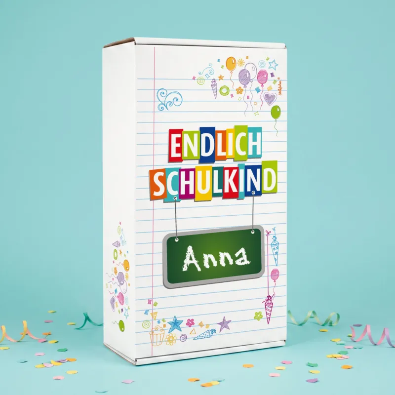 Personalisierter Geschenkkarton zur Einschulung mit Endlich-Schulkind-Motiv und Wunschname