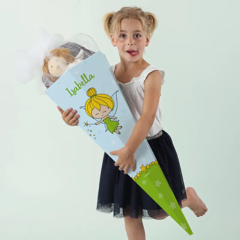 Mädchen hält große personalisierte Schultüte mit grün gekleideter Fee und dem Namen Isabella